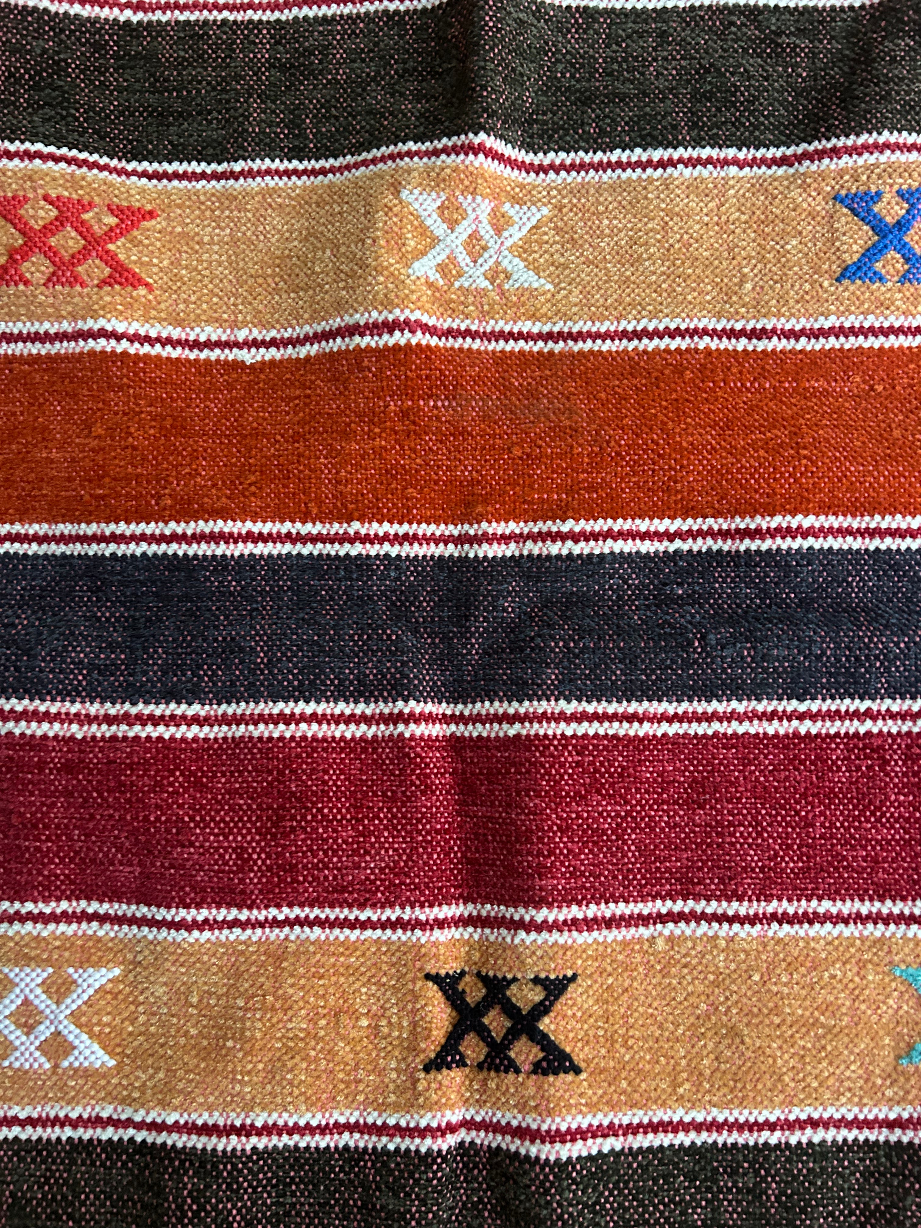 Kilim berbère multicolore à rayures en laine artisanale — tissé main Maroc