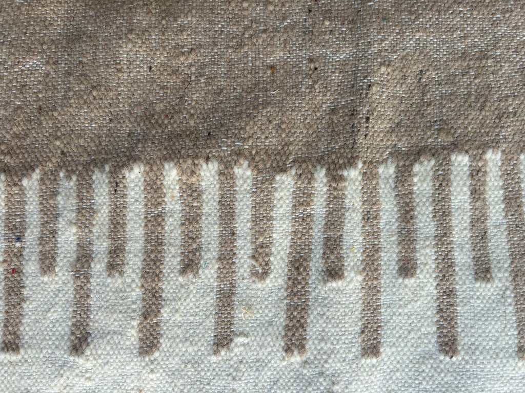 Tapis kilim ivoire motifs géométriques berbères — 160 x 110 cm tissé main Maroc