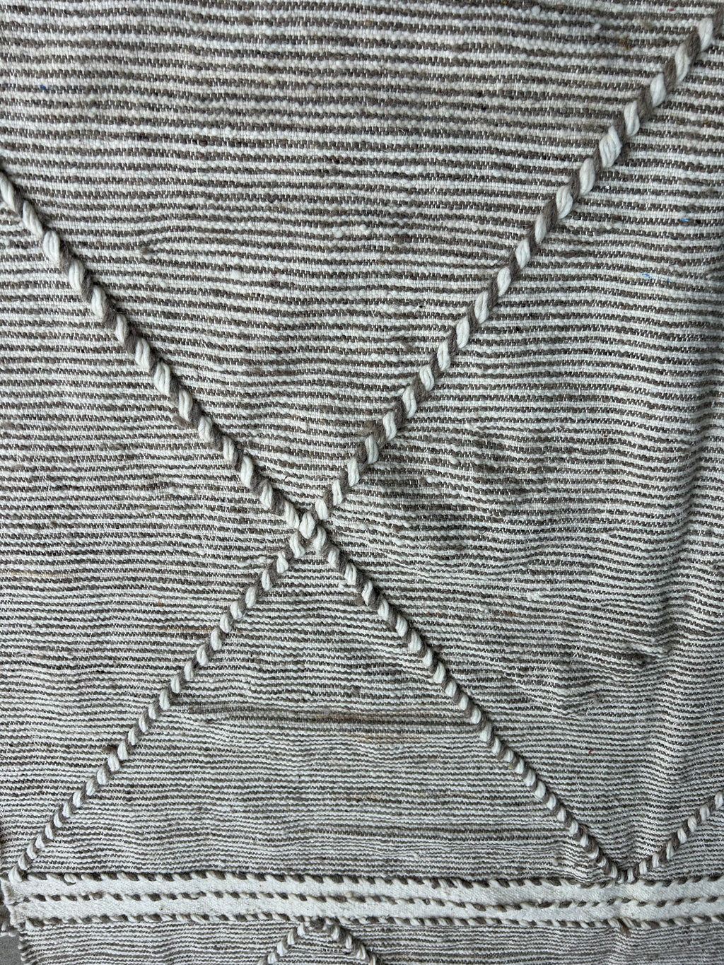 Kilim en laine naturelle beige et blanc motifs losanges — 250 x 150 cm pièce unique Maroc