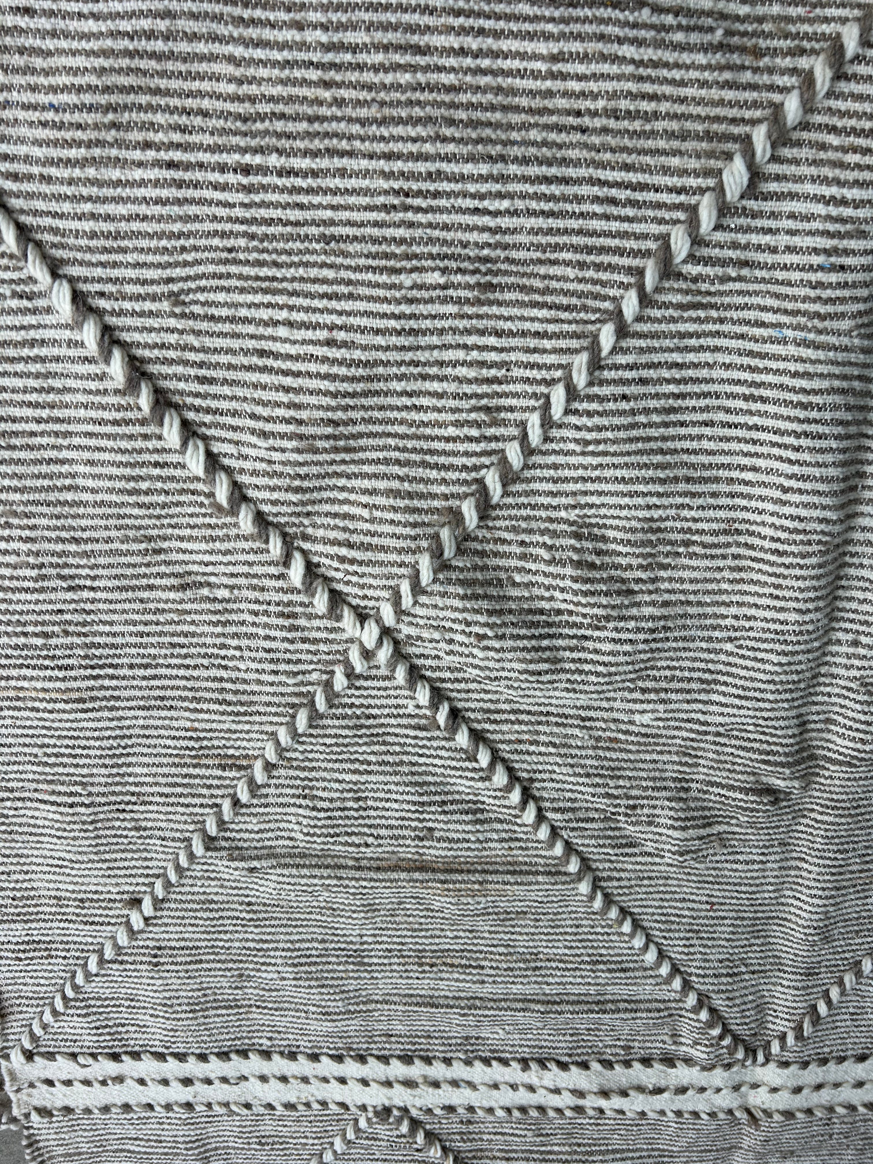 Kilim en laine naturelle beige et blanc motifs losanges — 250 x 150 cm pièce unique Maroc