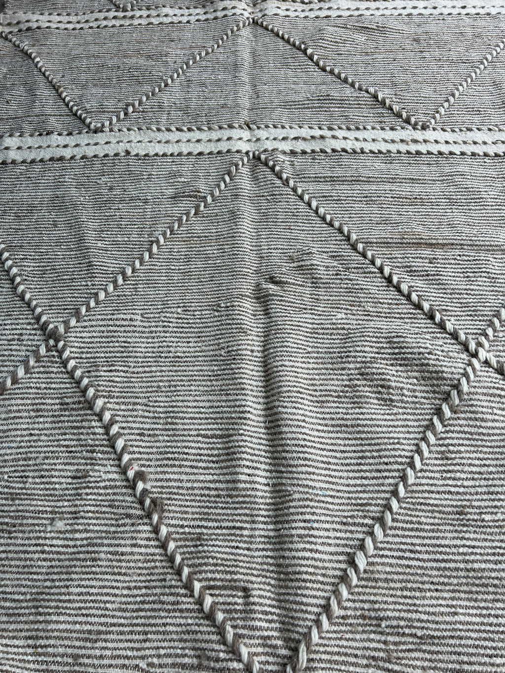 Kilim en laine naturelle beige et blanc motifs losanges — 250 x 150 cm pièce unique Maroc