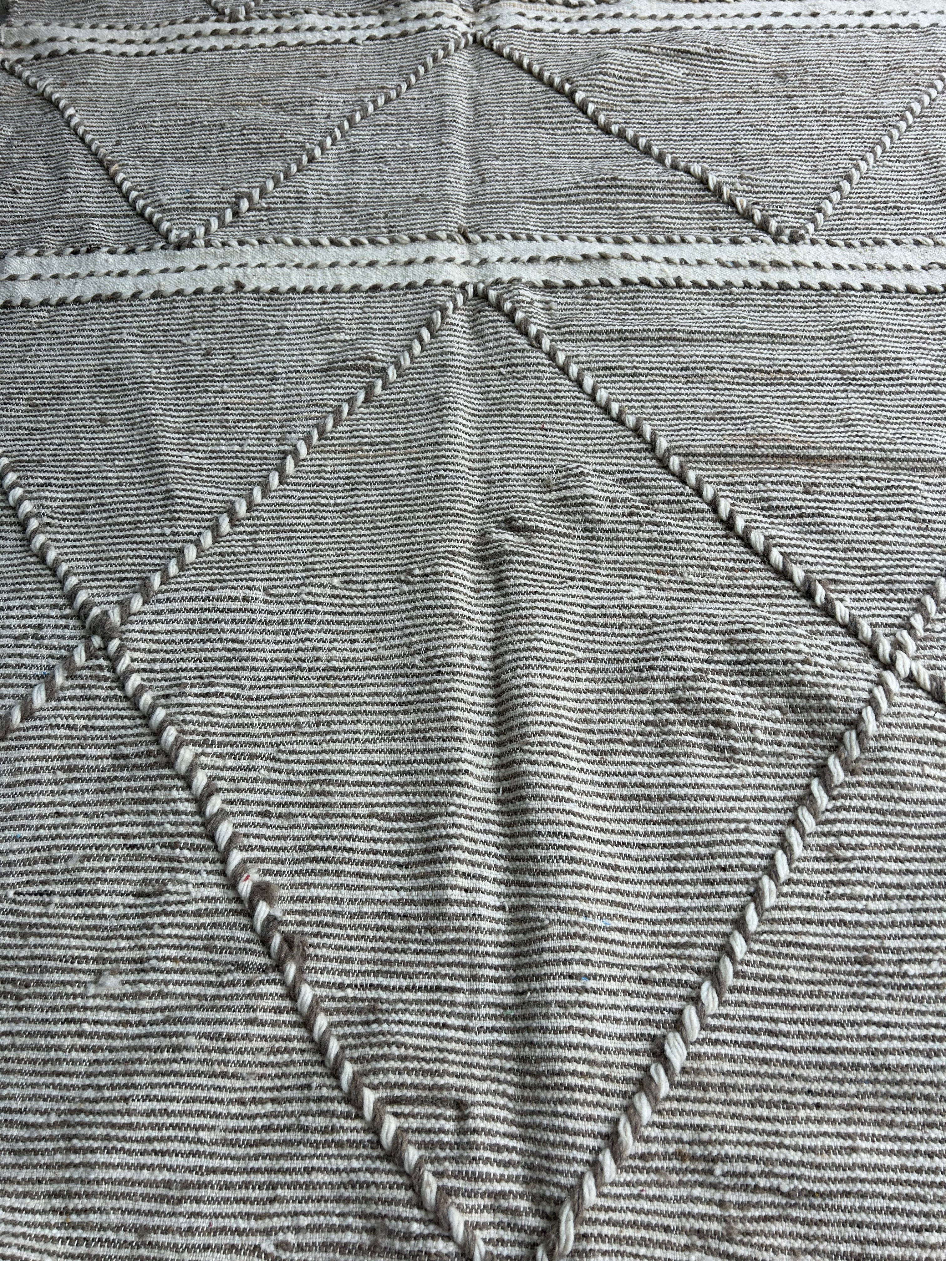 Kilim en laine naturelle beige et blanc motifs losanges — 250 x 150 cm pièce unique Maroc