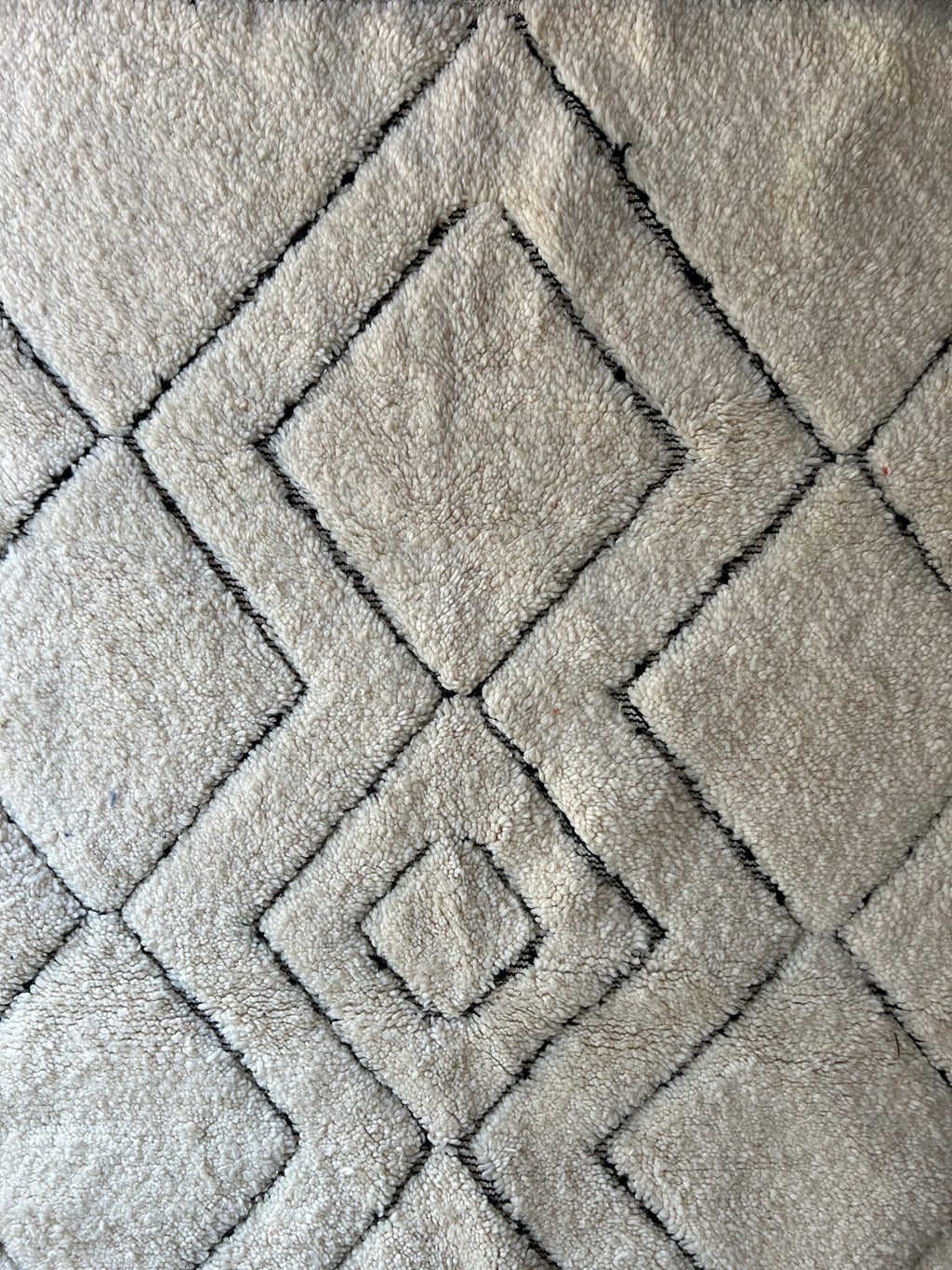 Tapis beni ourain ivoire et motifs noirs — tissé main pièce unique Maroc