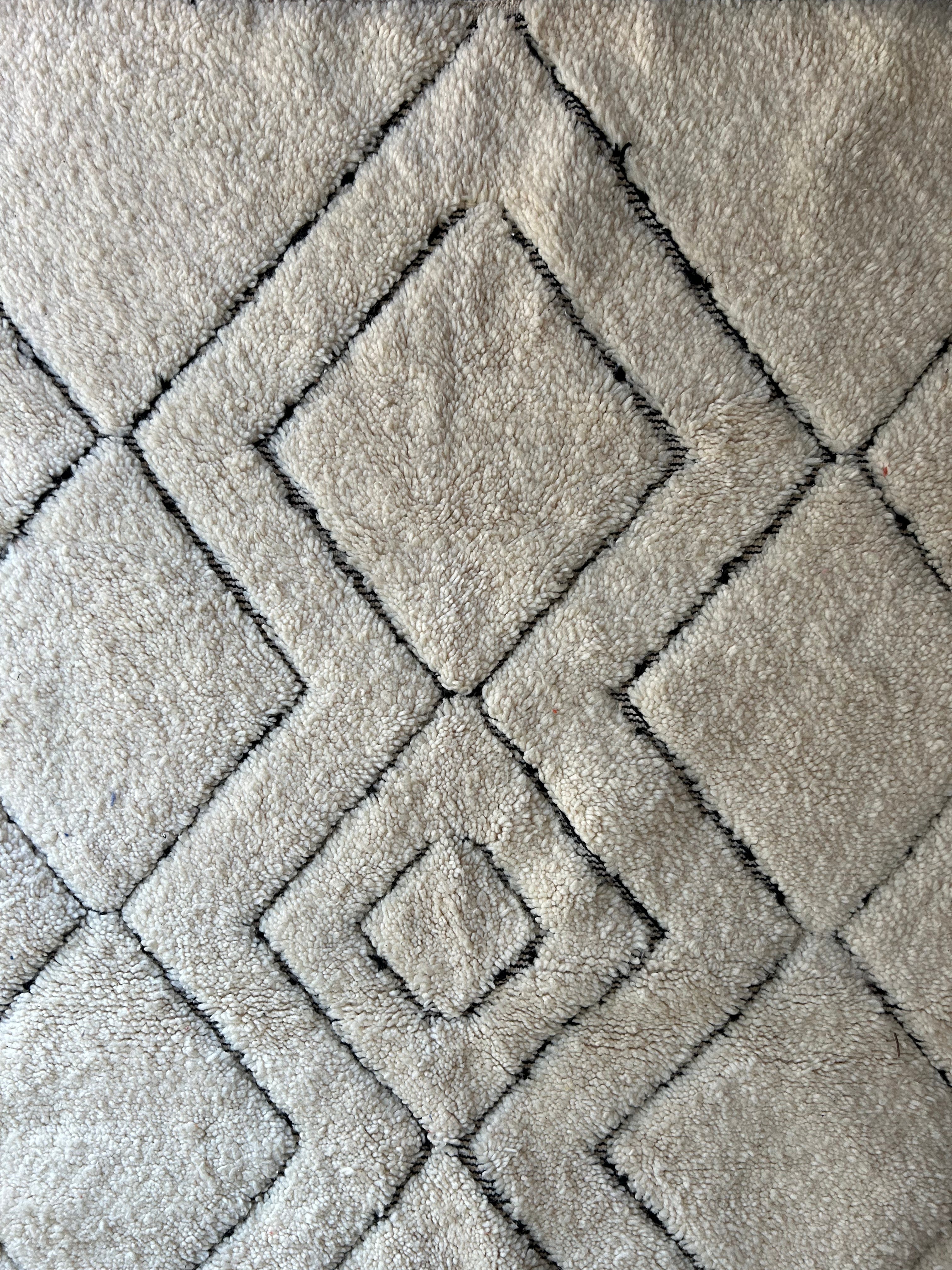 Tapis beni ourain ivoire et motifs noirs — tissé main pièce unique Maroc