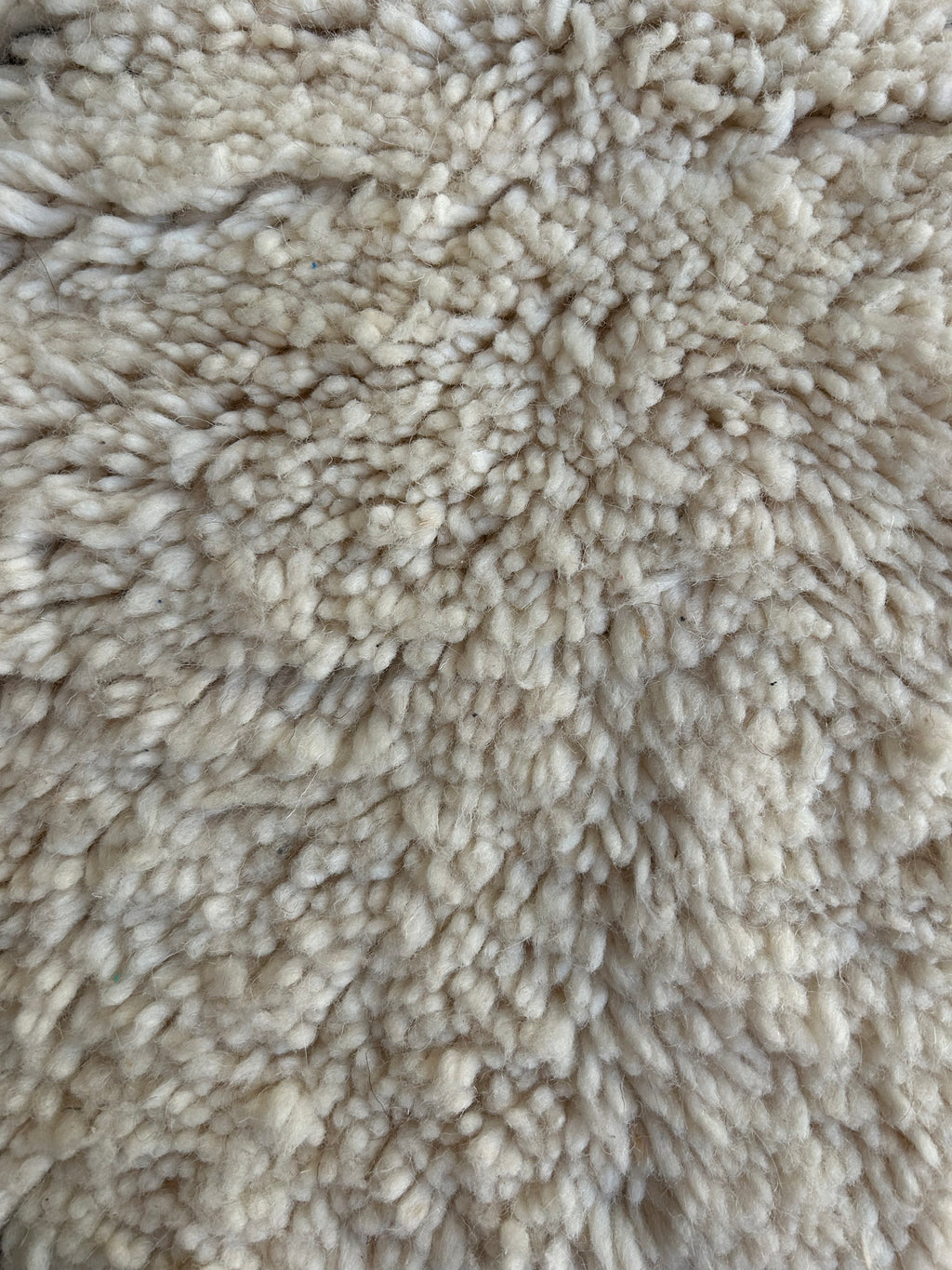 Tapis beni ourain ivoire et motifs noirs — tissé main pièce unique Maroc