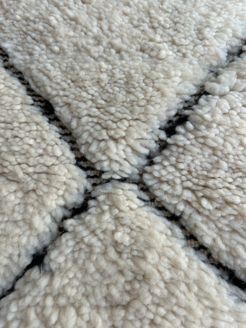 Tapis beni ourain ivoire et motifs noirs — tissé main pièce unique Maroc