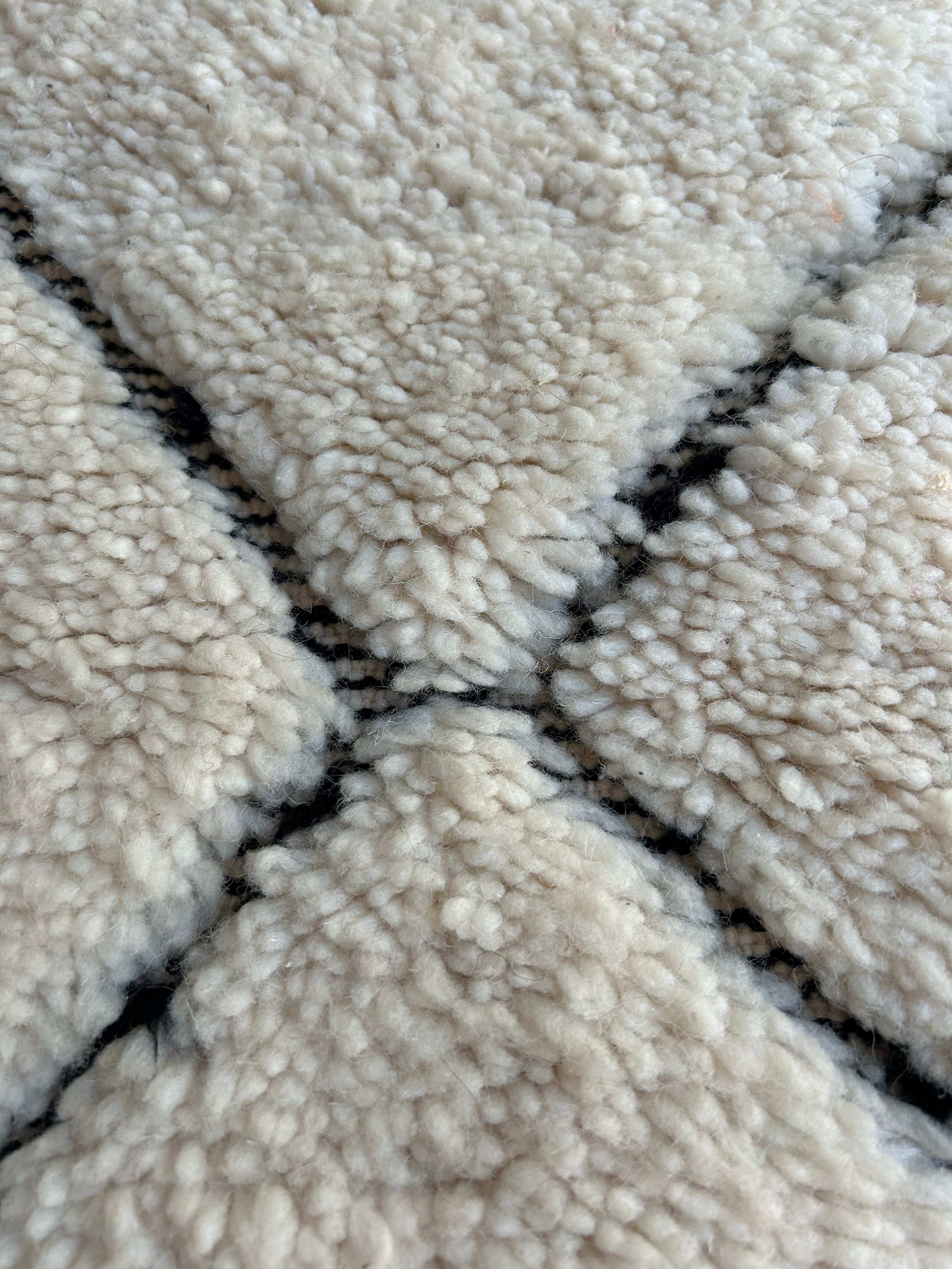Tapis beni ourain ivoire et motifs noirs — tissé main pièce unique Maroc