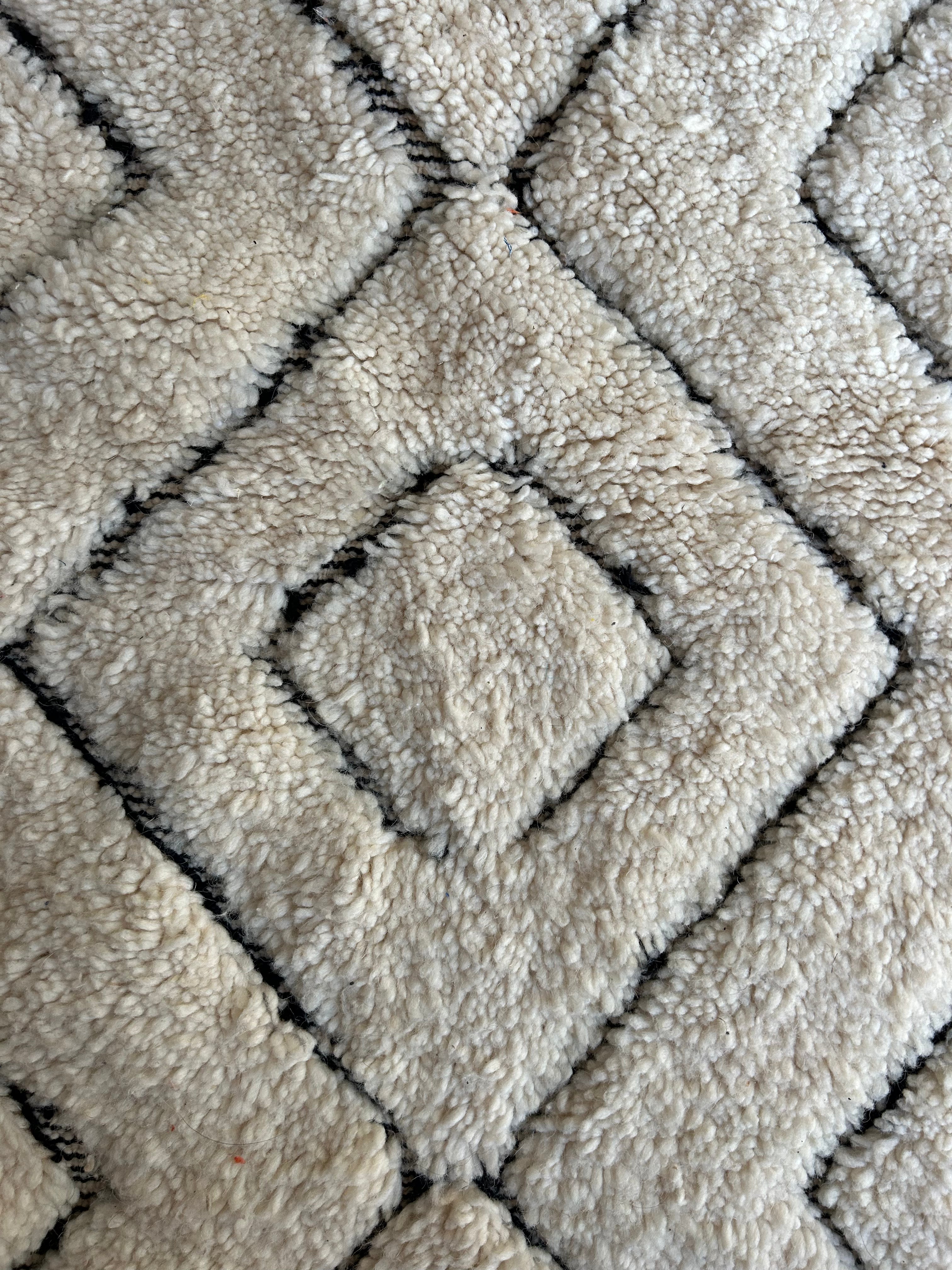 Tapis beni ourain ivoire et motifs noirs — tissé main pièce unique Maroc
