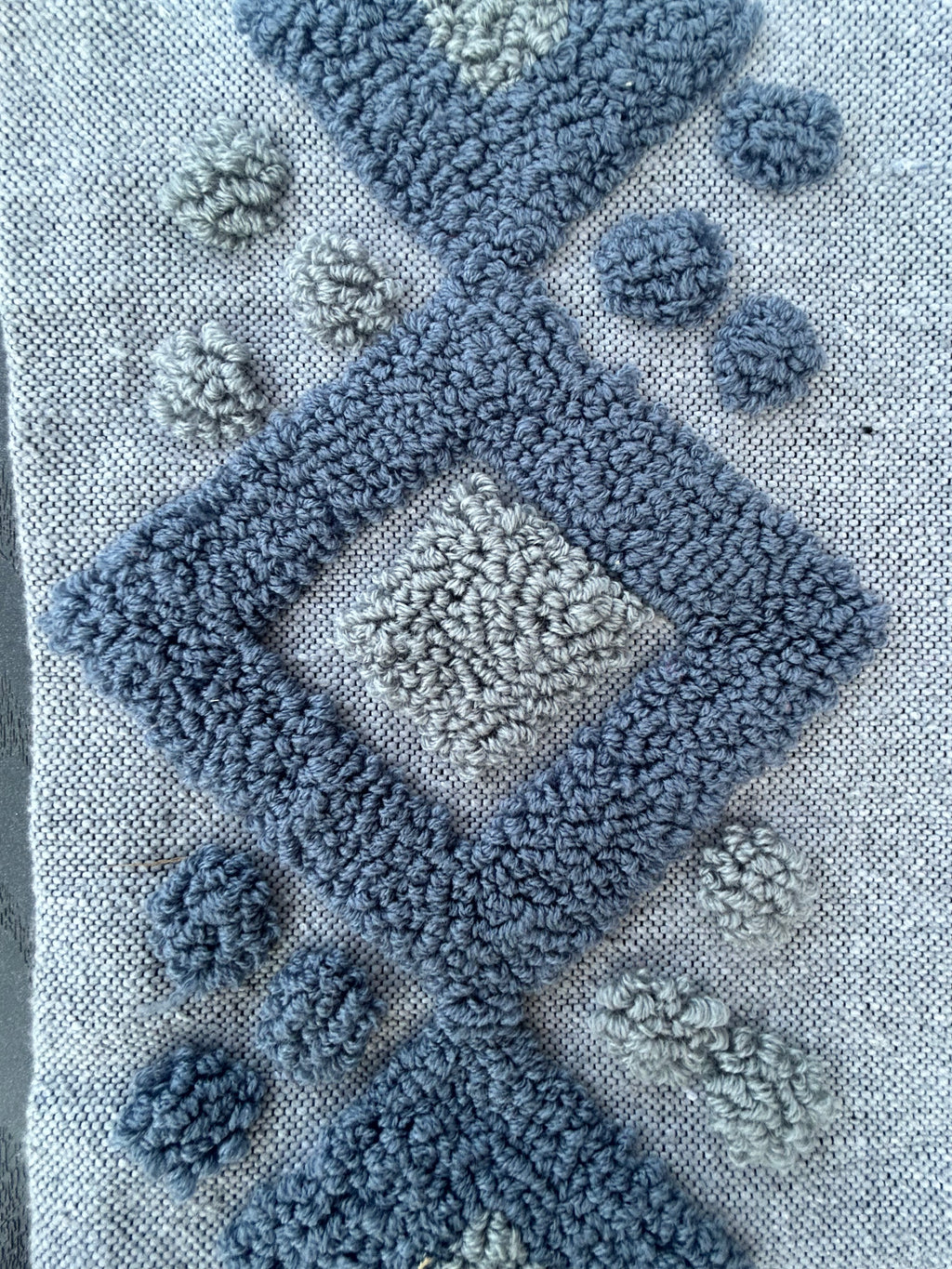 Housse de coussin tufted berbère bleu et gris — fait main au Maroc 50 x 50 cm