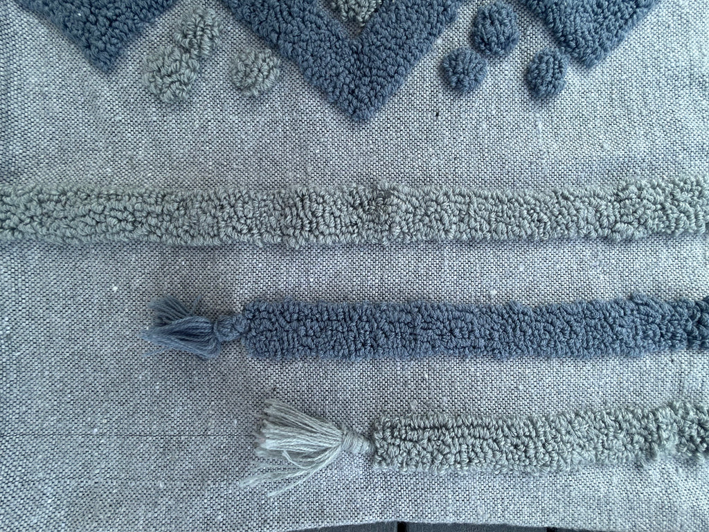 Housse de coussin tufted berbère bleu et gris — fait main au Maroc 50 x 50 cm