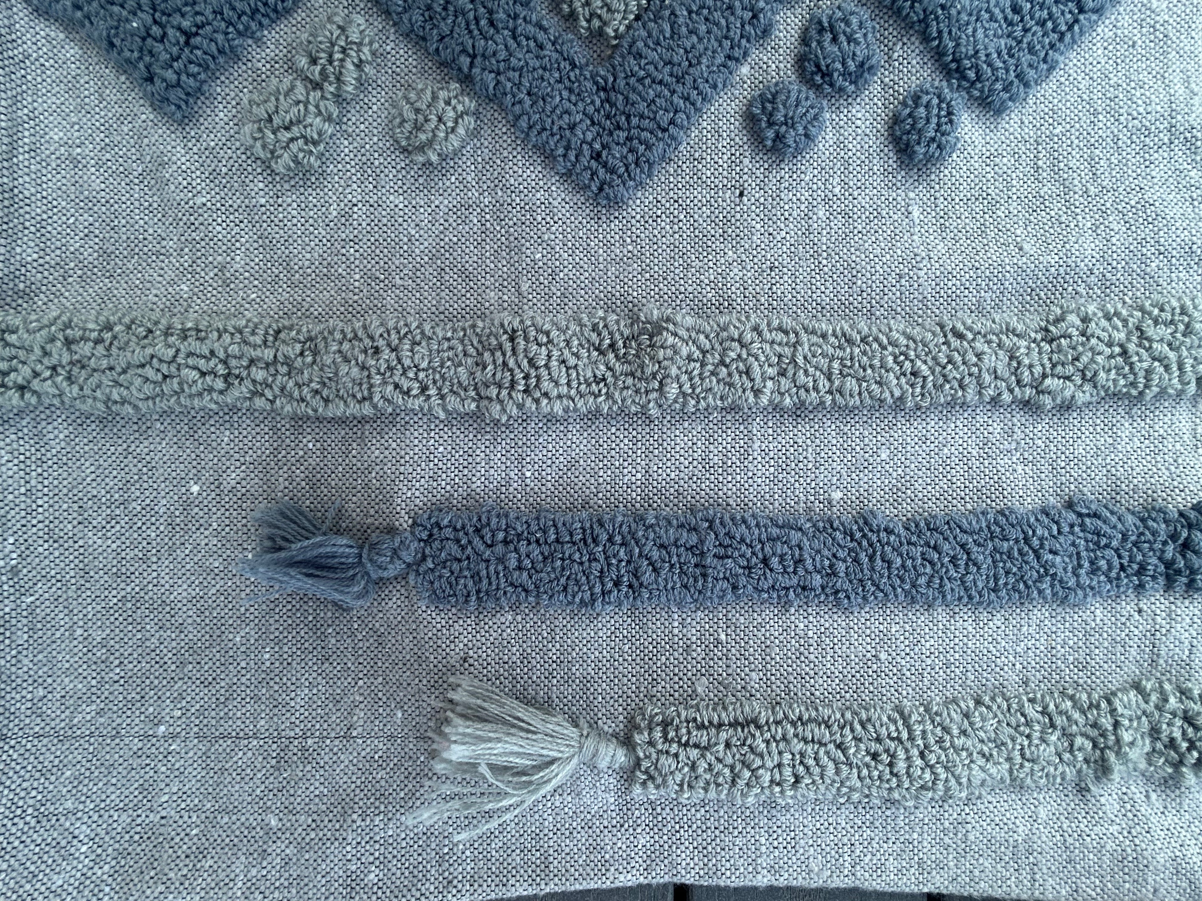 Housse de coussin tufted berbère bleu et gris — fait main au Maroc 50 x 50 cm
