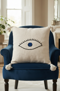 Housse de coussin œil protecteur brodé blanc cassé et bleu — pompons artisanat marocain fait main