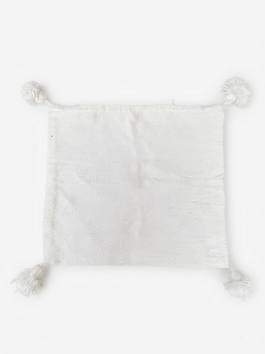 Housse de coussin œil protecteur brodé blanc cassé et bleu — pompons artisanat marocain fait main