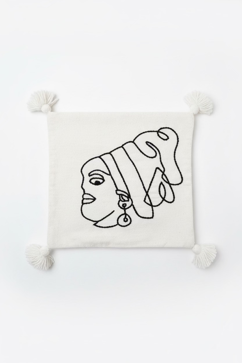 Housse de coussin visage femme brodé blanc cassé et noir — pompons artisanat marocain fait main
