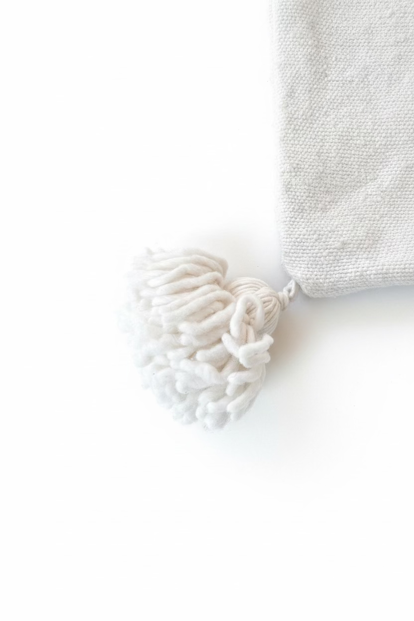 Housse de coussin visage femme brodé blanc cassé et noir — pompons artisanat marocain fait main