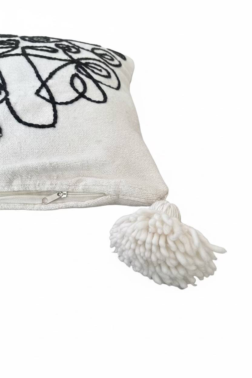 Housse de coussin visage femme brodé blanc cassé et noir — pompons artisanat marocain fait main