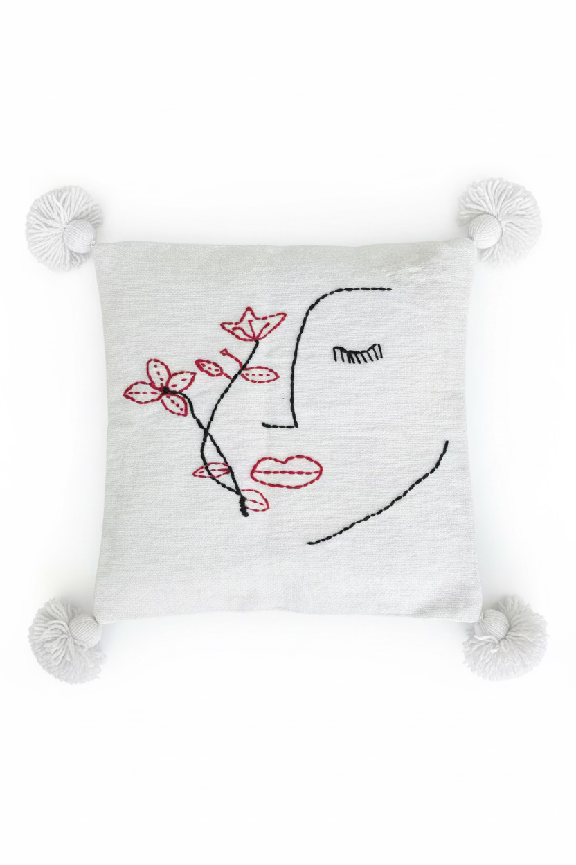 Housse de coussin visage fleuri brodé blanc cassé et rouge — pompons artisanat marocain fait main