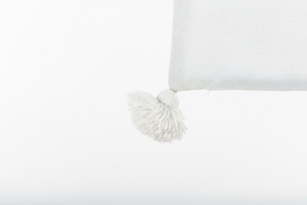 Housse de coussin visage fleuri brodé blanc cassé et rouge — pompons artisanat marocain fait main