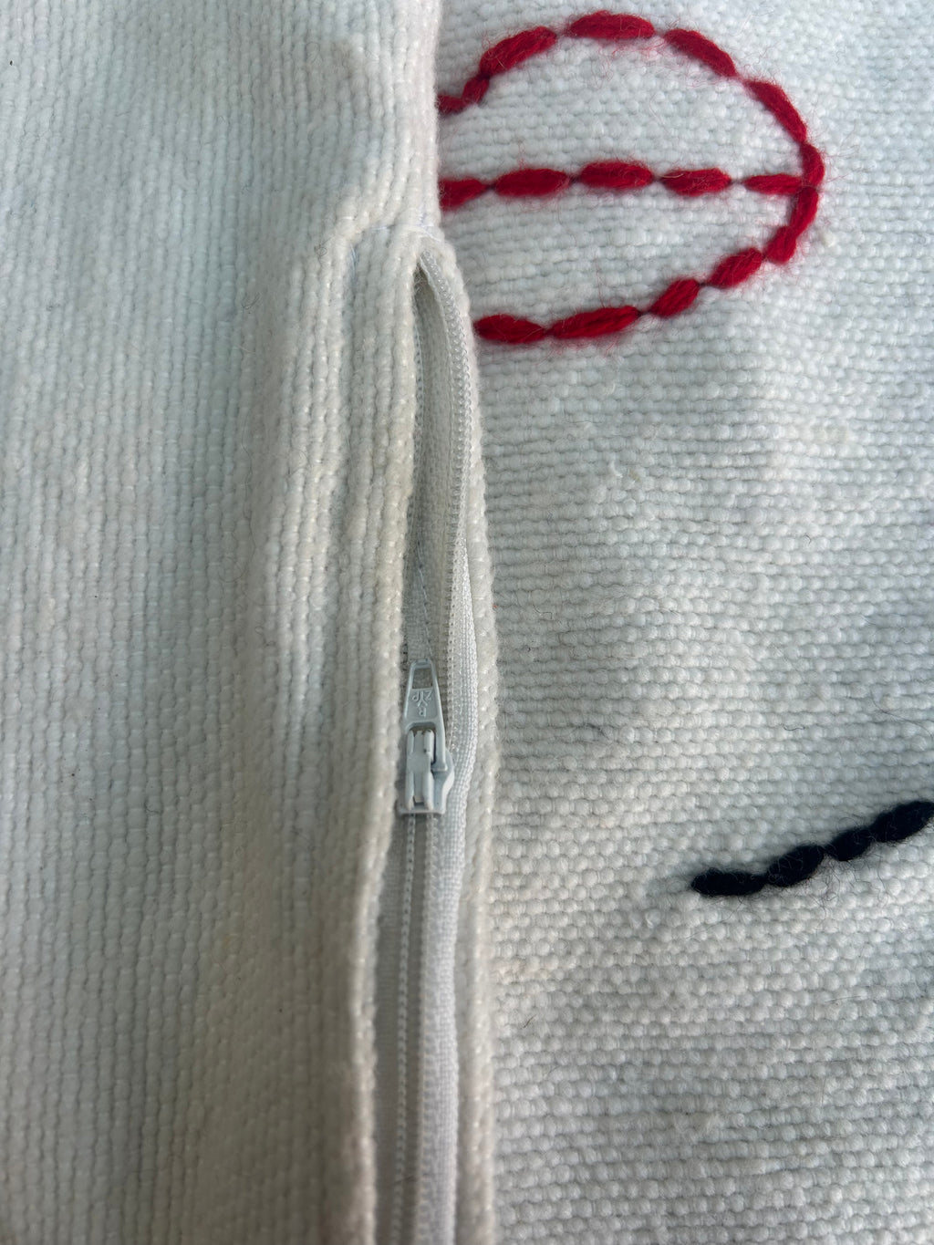 Housse de coussin visage fleuri brodé blanc cassé et rouge — pompons artisanat marocain fait main