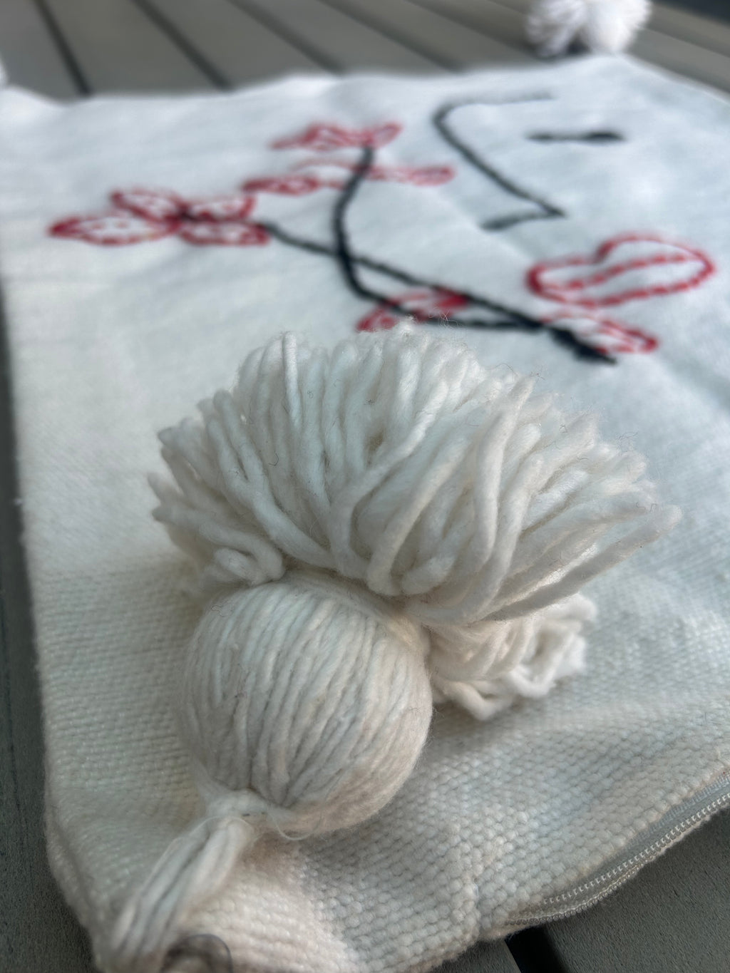 Housse de coussin visage fleuri brodé blanc cassé et rouge — pompons artisanat marocain fait main
