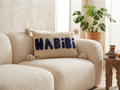 Housse de coussin Habibi blanc cassé et bleu — pompons artisanat marocain fait main