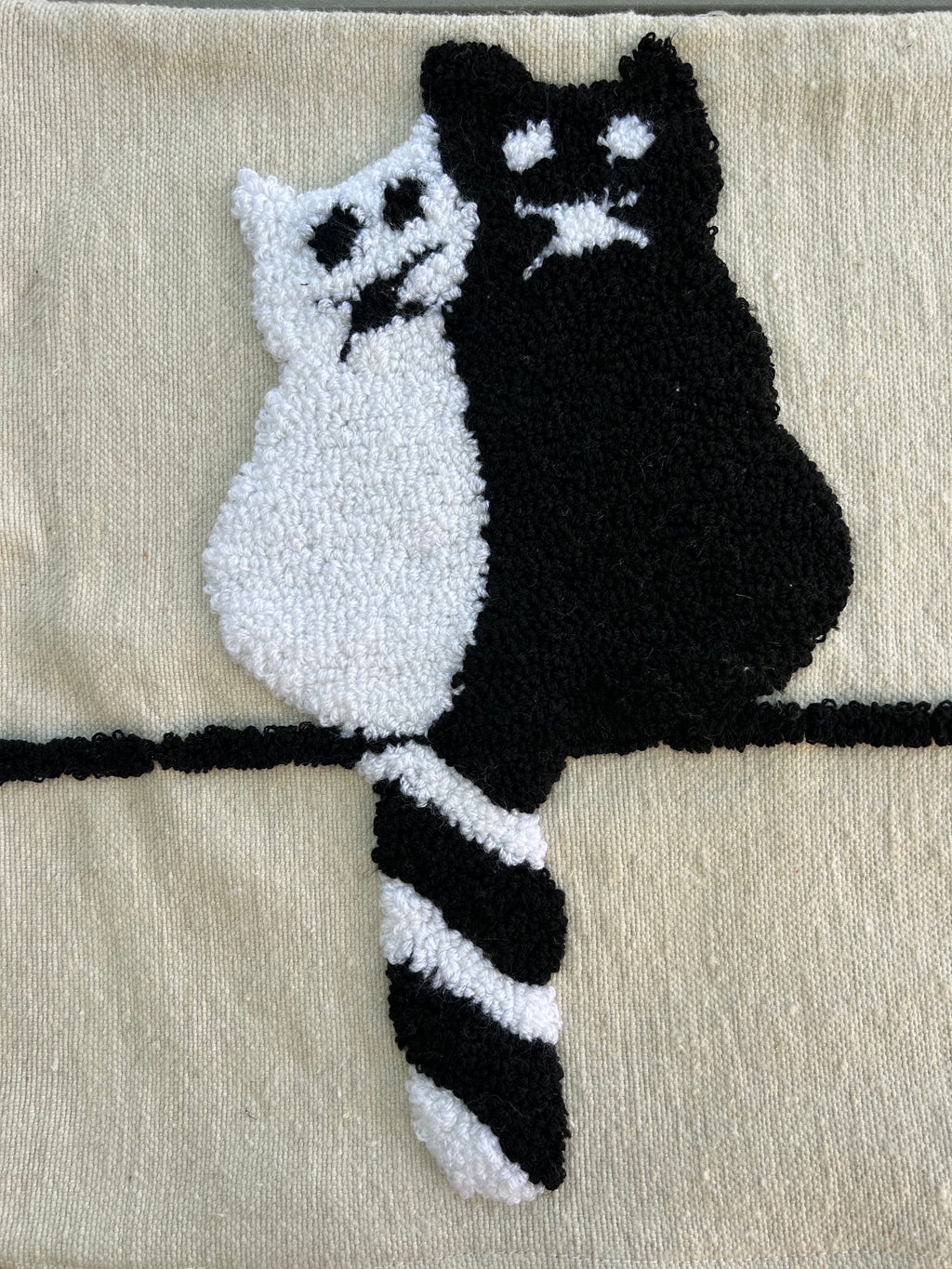 Housse de coussin chats noir et blanc tufting — pompons berbères artisanat marocain fait main