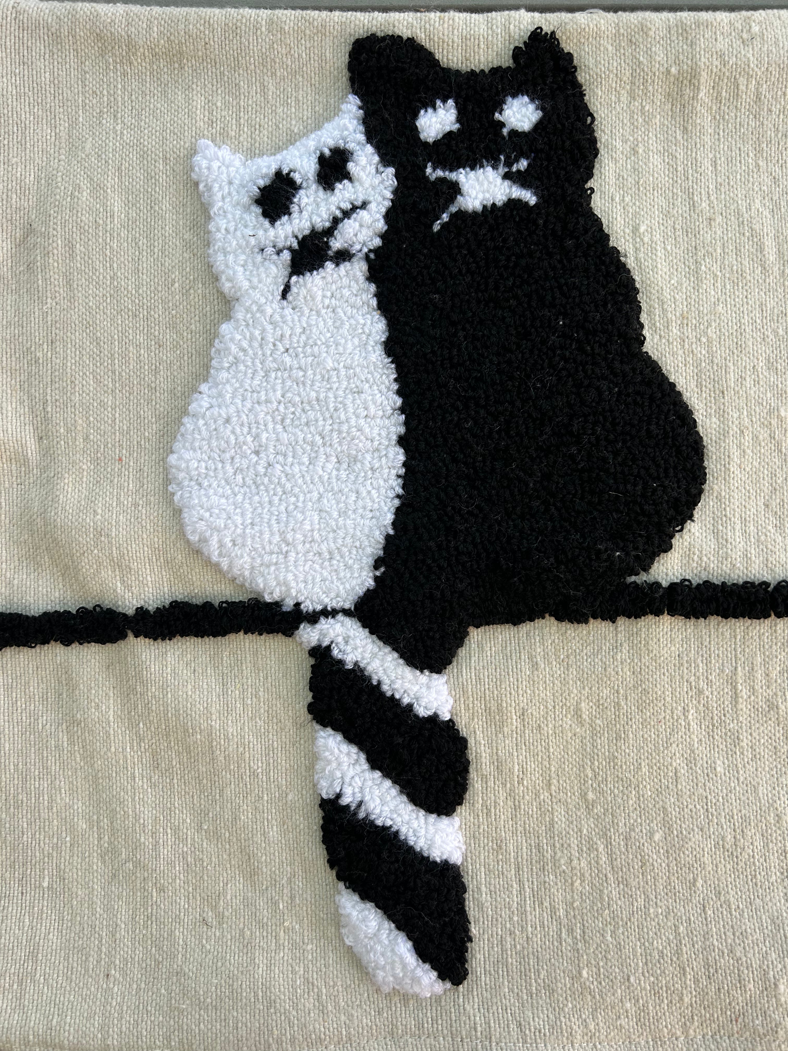 Housse de coussin chats noir et blanc tufting — pompons berbères artisanat marocain fait main