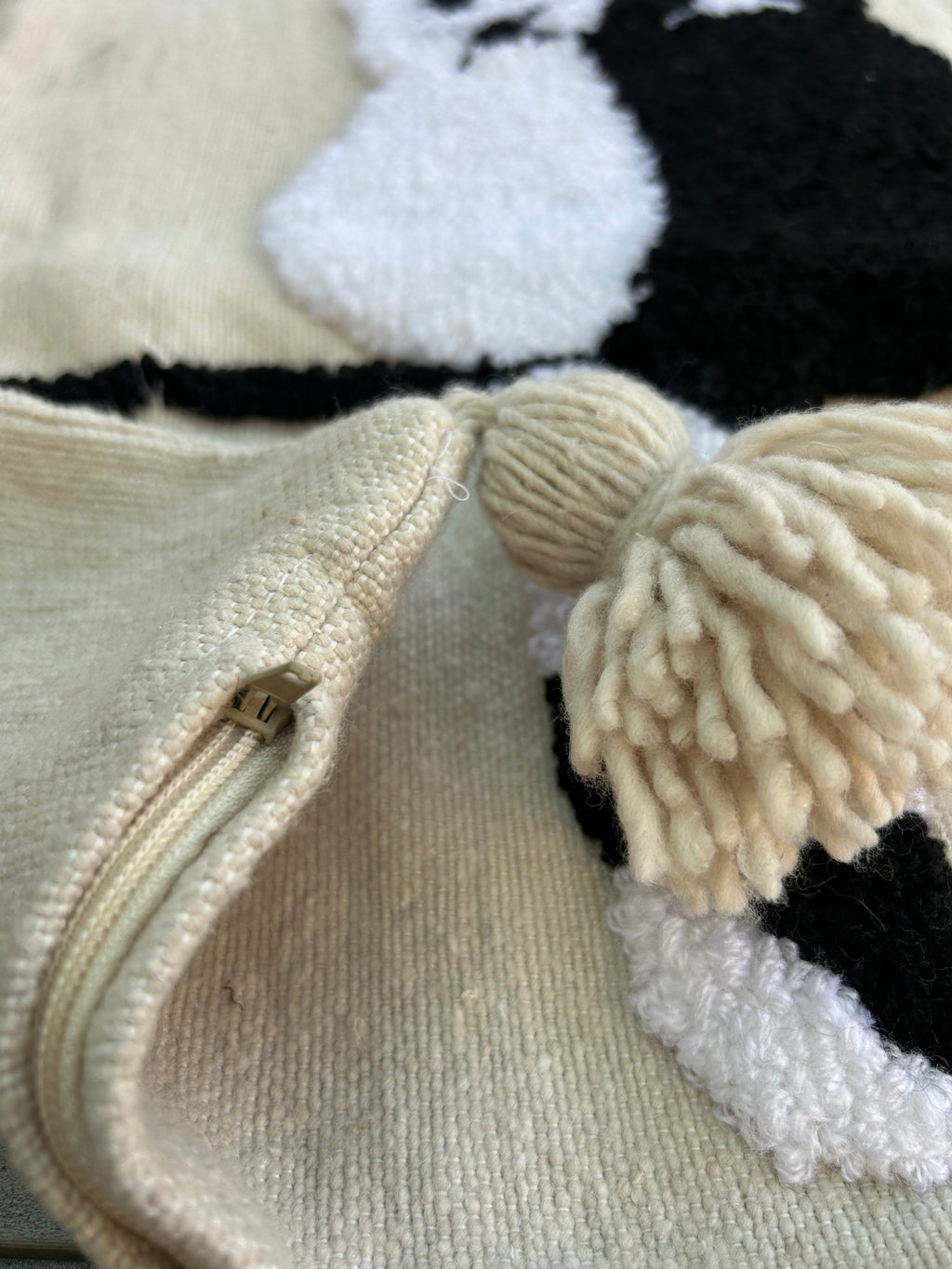 Housse de coussin chats noir et blanc tufting — pompons berbères artisanat marocain fait main