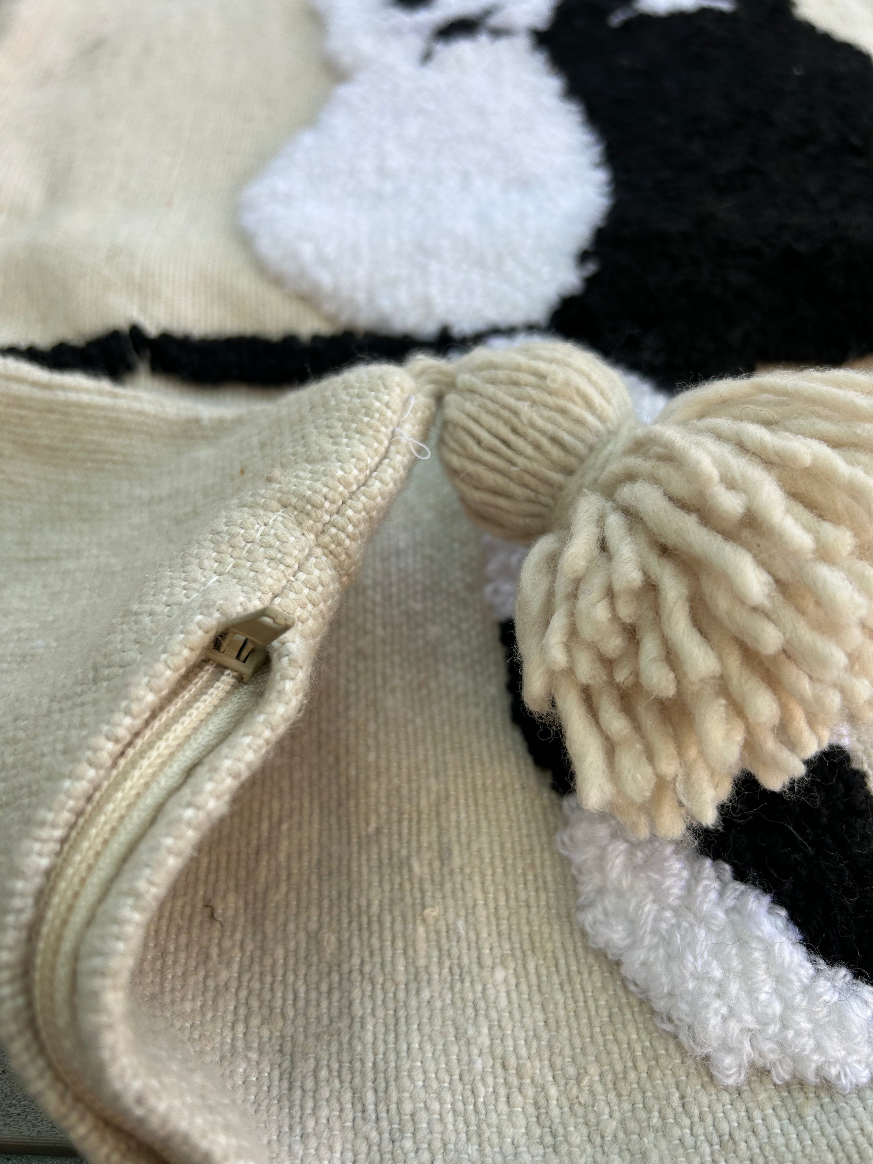 Housse de coussin chats noir et blanc tufting — pompons berbères artisanat marocain fait main