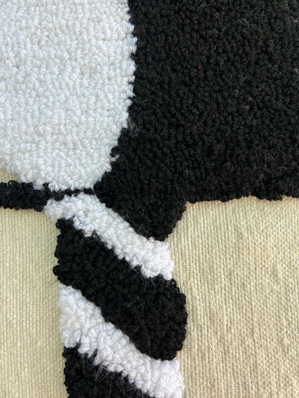 Housse de coussin chats noir et blanc tufting — pompons berbères artisanat marocain fait main