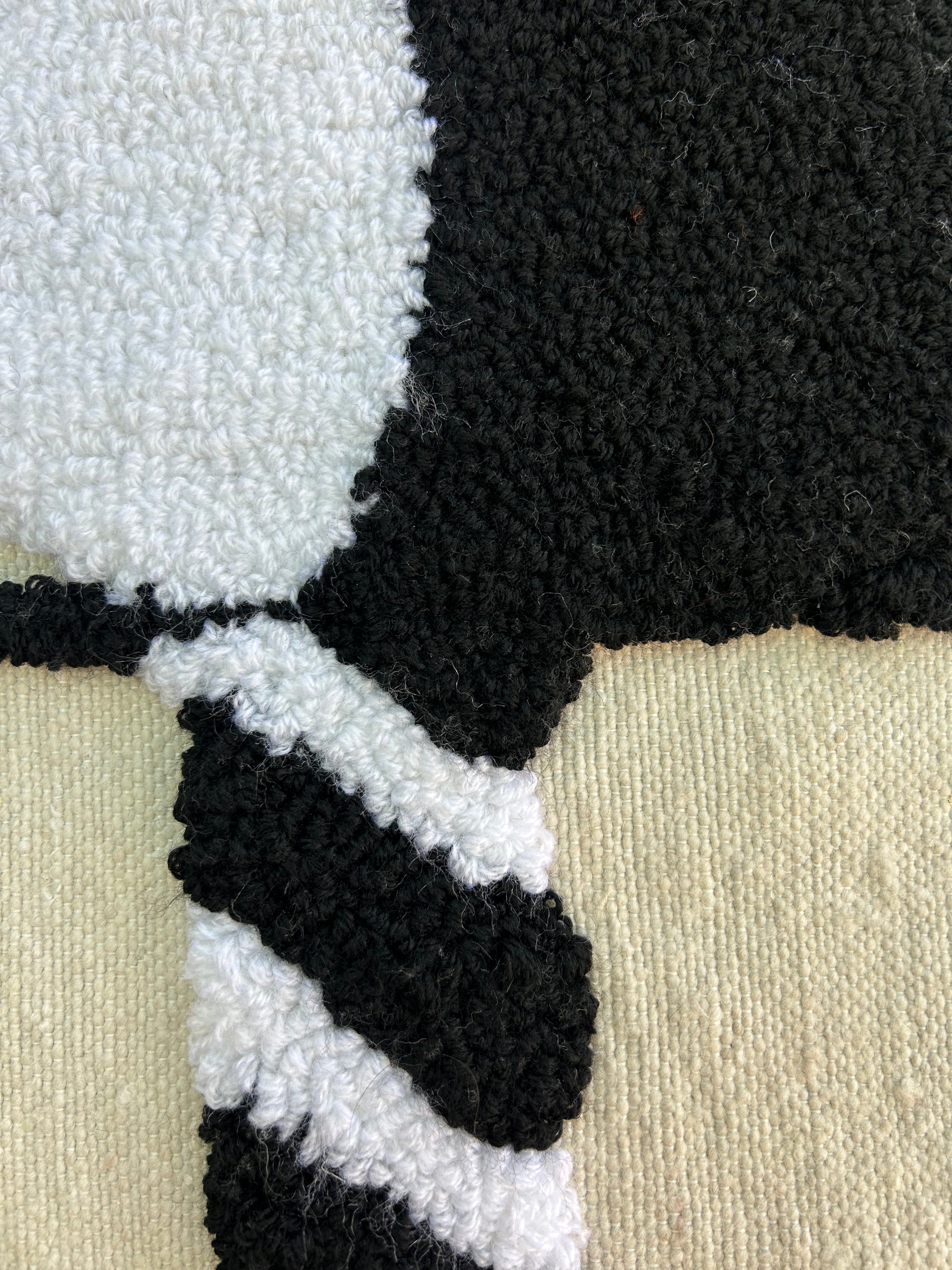 Housse de coussin chats noir et blanc tufting — pompons berbères artisanat marocain fait main
