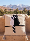 Housse de coussin chats noir et blanc tufting — pompons berbères artisanat marocain fait main