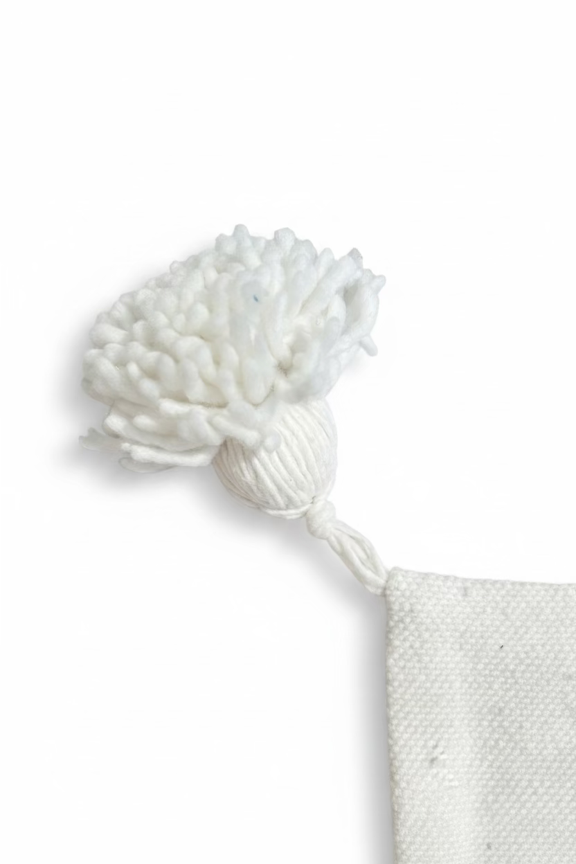 Housse de coussin visage de profil one line brodé ivoire et noir — pompons artisanat marocain fait main