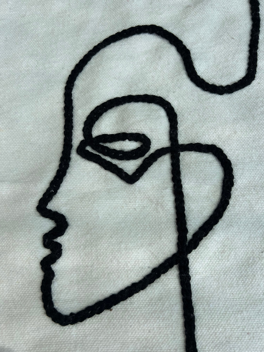 Housse de coussin visage de profil one line brodé ivoire et noir — pompons artisanat marocain fait main