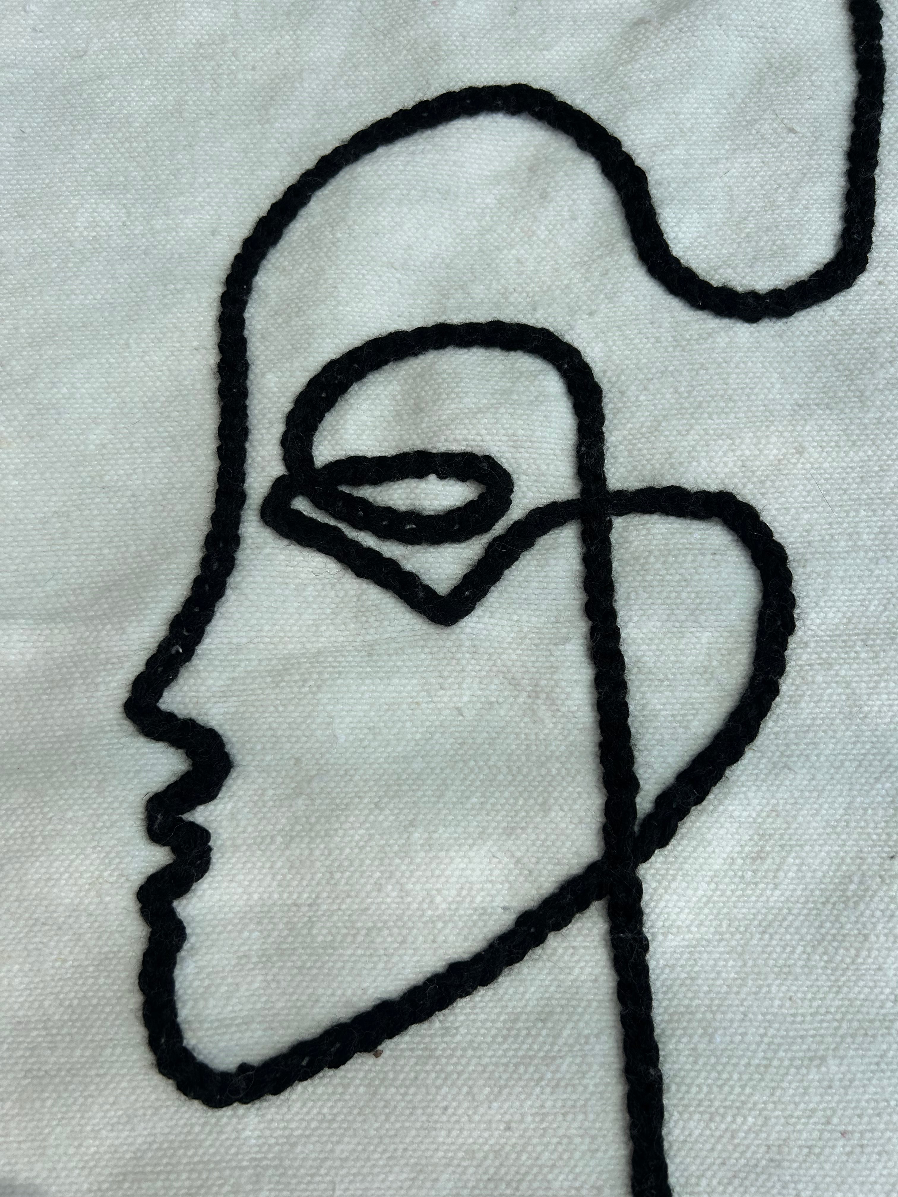 Housse de coussin visage de profil one line brodé ivoire et noir — pompons artisanat marocain fait main