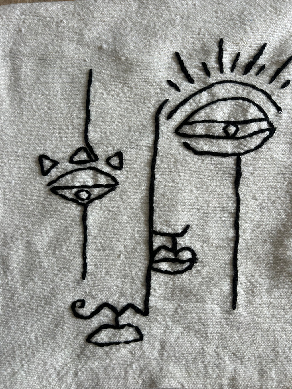 Housse de coussin visage de profil one line brodé ivoire et noir — pompons artisanat marocain fait main