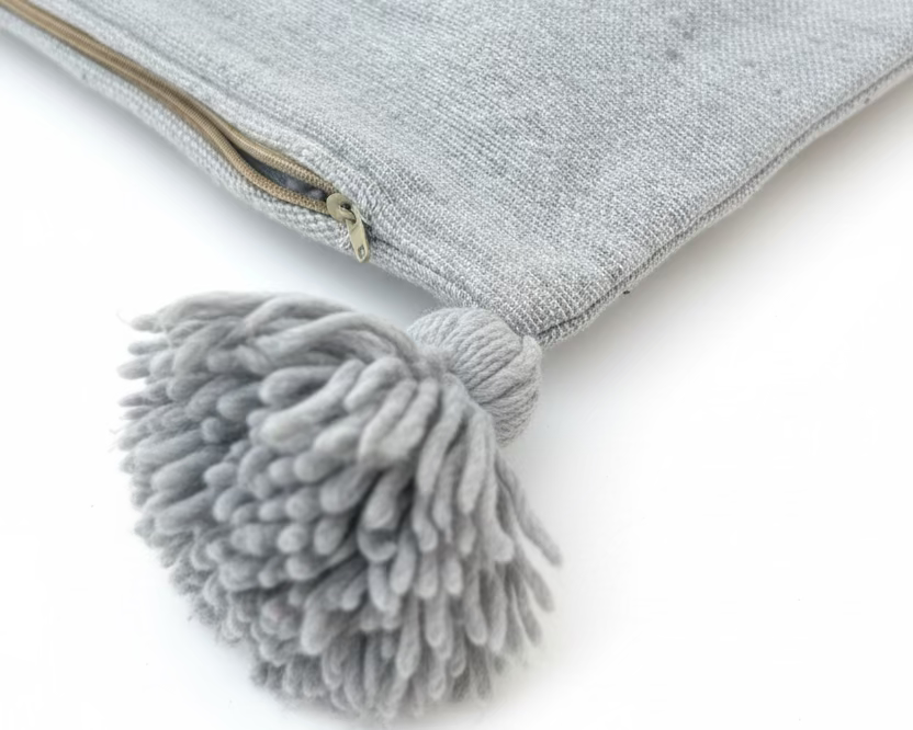 Housse de coussin HOME brodée à la main gris et noir — pompons berbères artisanat marocain