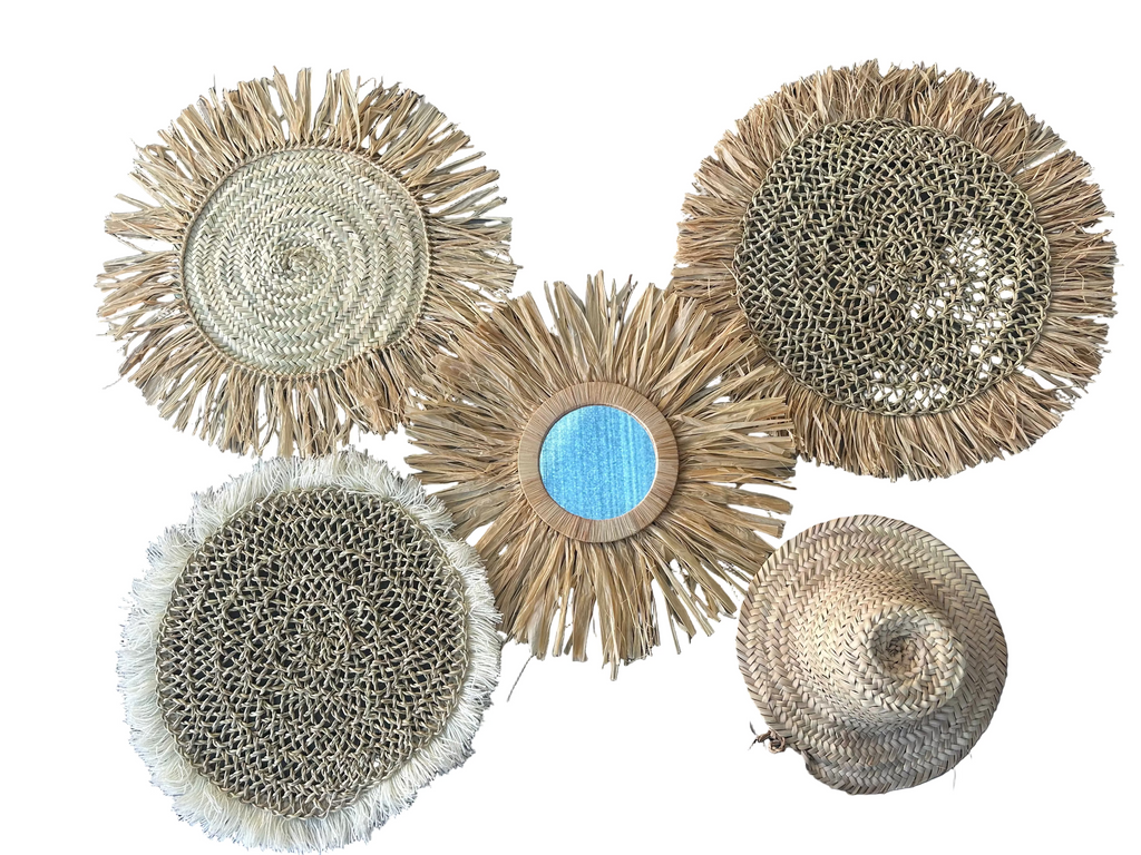 Décoration murale marocaine 5 pièces en raphia et paille – chapeau et miroir frangé fait main