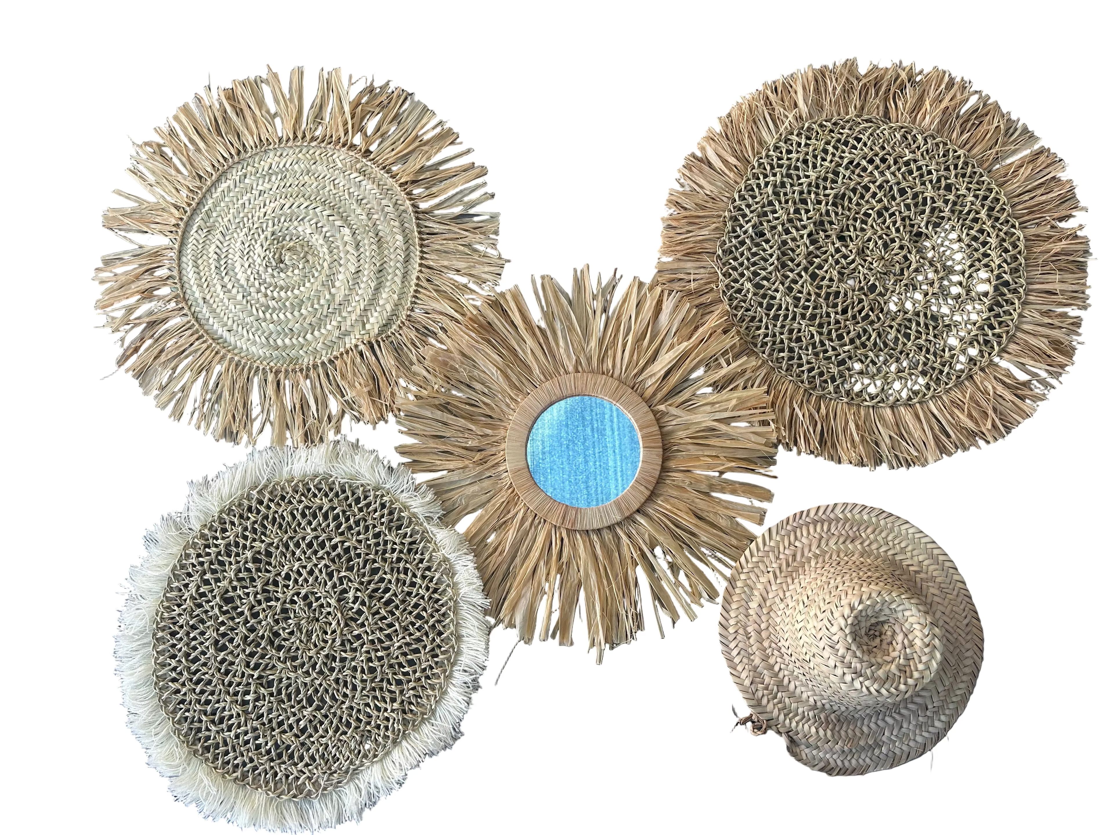 Décoration murale marocaine 5 pièces en raphia et paille – chapeau et miroir frangé fait main