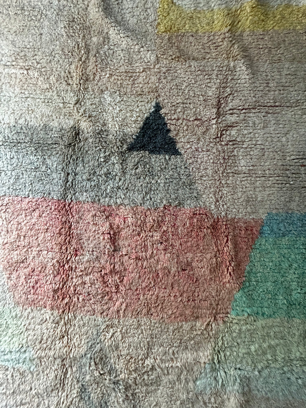 Vue de dessus tapis Beni Ourain – motifs géométriques pastels terracotta, bleu vert et ivoire, laine nouée à la main