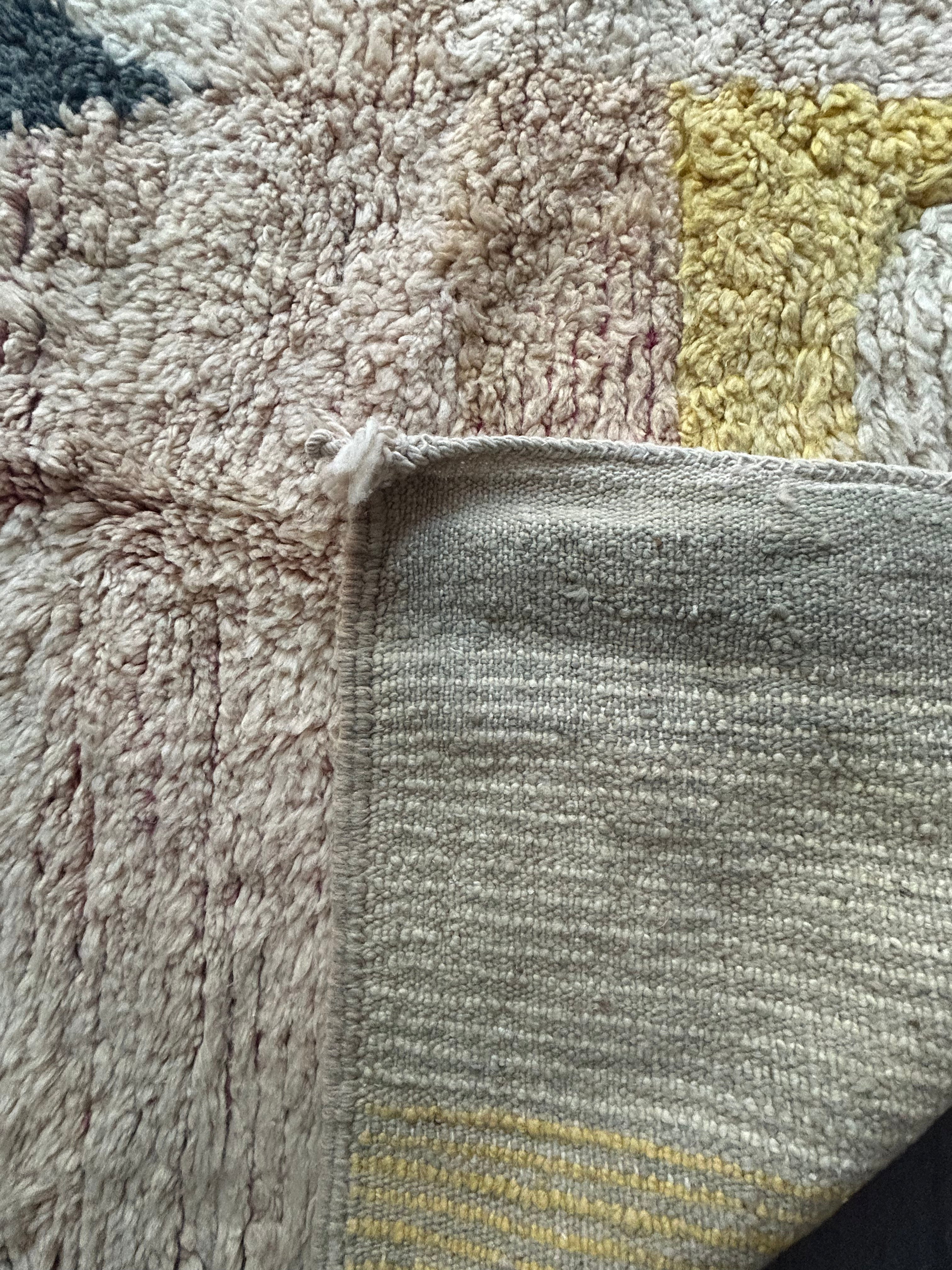 Macro tapis marocain – aplats de couleur bleu vert et rose poudré, texture laine filée à la main