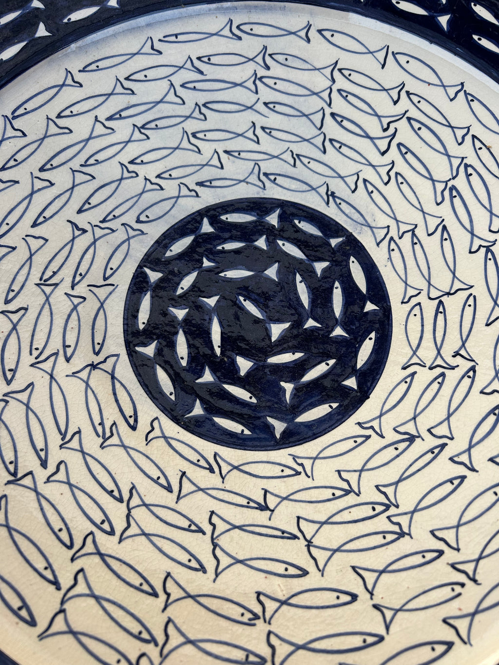 Céramique émaillée peinte main – motif poissons spirale – pièce unique artisans marocains