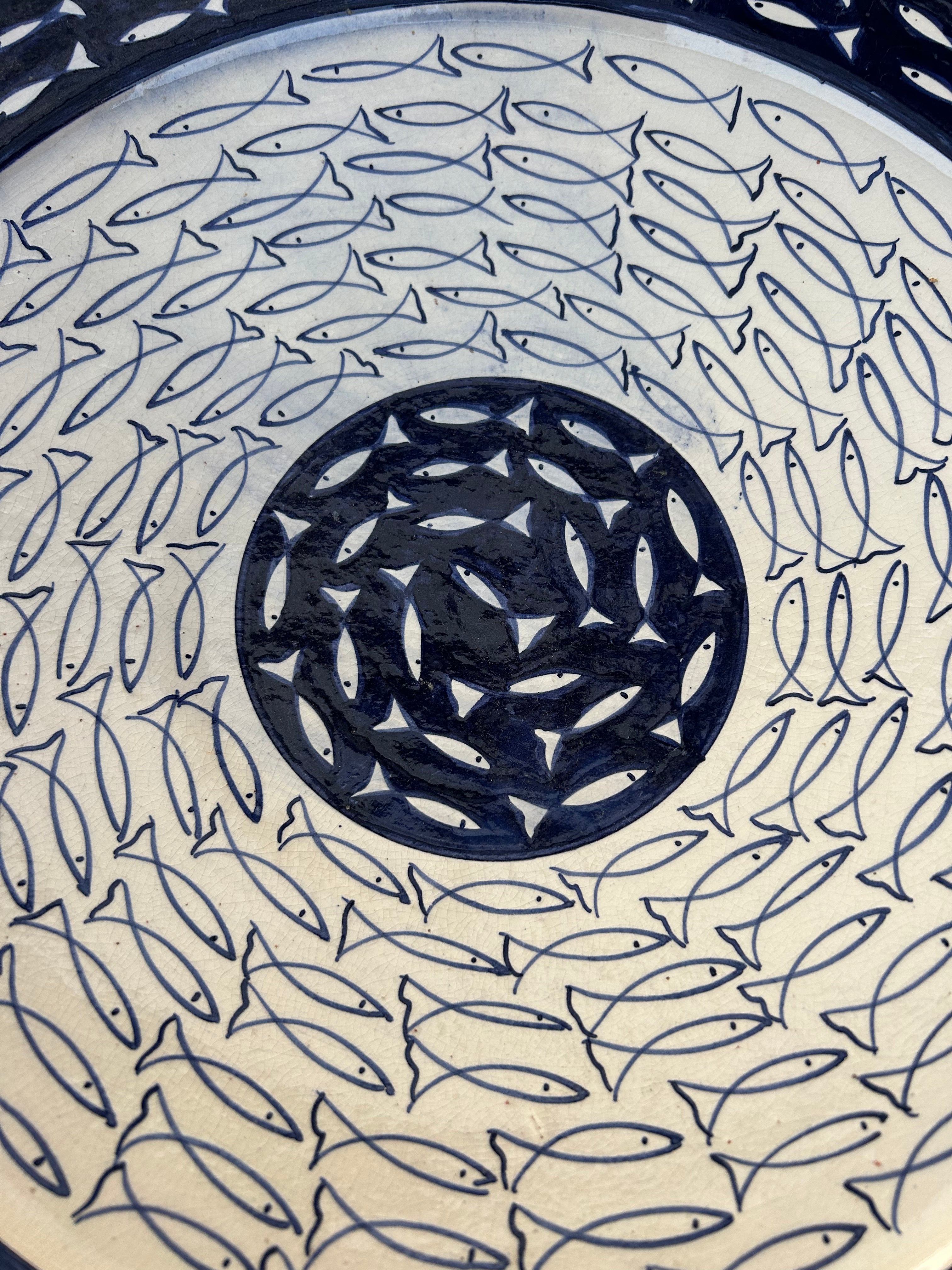 Céramique émaillée peinte main – motif poissons spirale – pièce unique artisans marocains