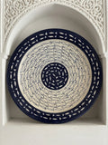 Plat en céramique marocaine – motif poissons en spirale bleu marine & blanc – fait main Safi – 41 cm