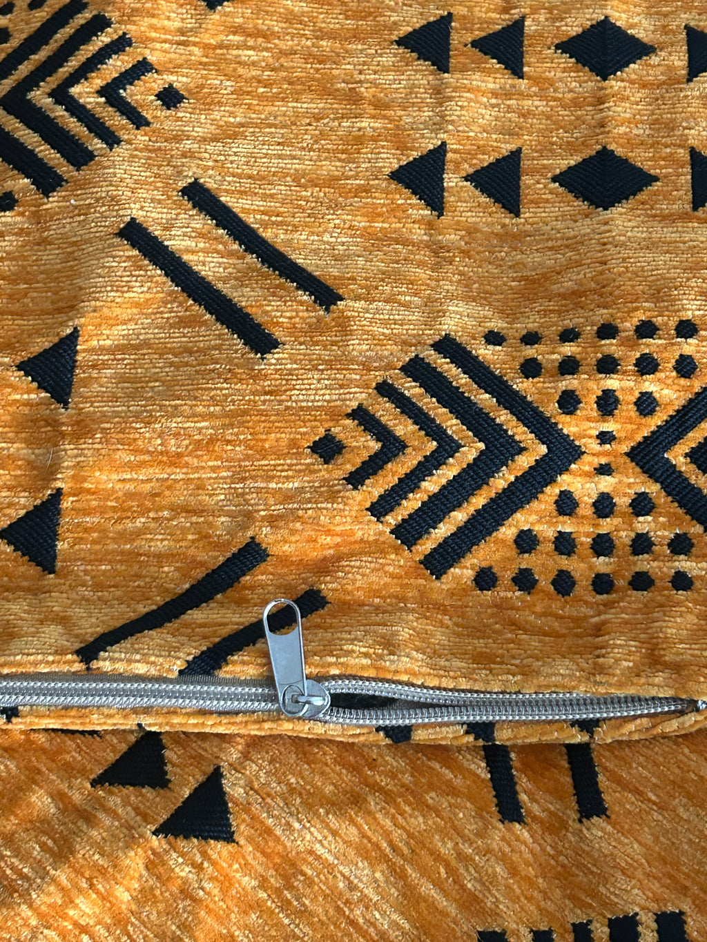 Texture laine tissée main ocre et noir – lot 2 housses coussins berbères fait main au Maroc