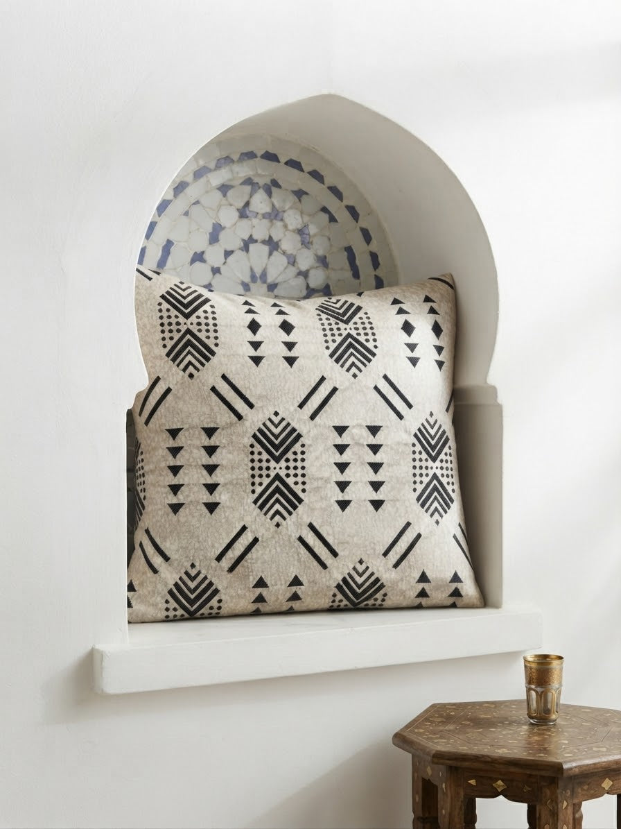 Vue de face lot 2 housses coussins berbères beige et noir – laine naturelle tissée main