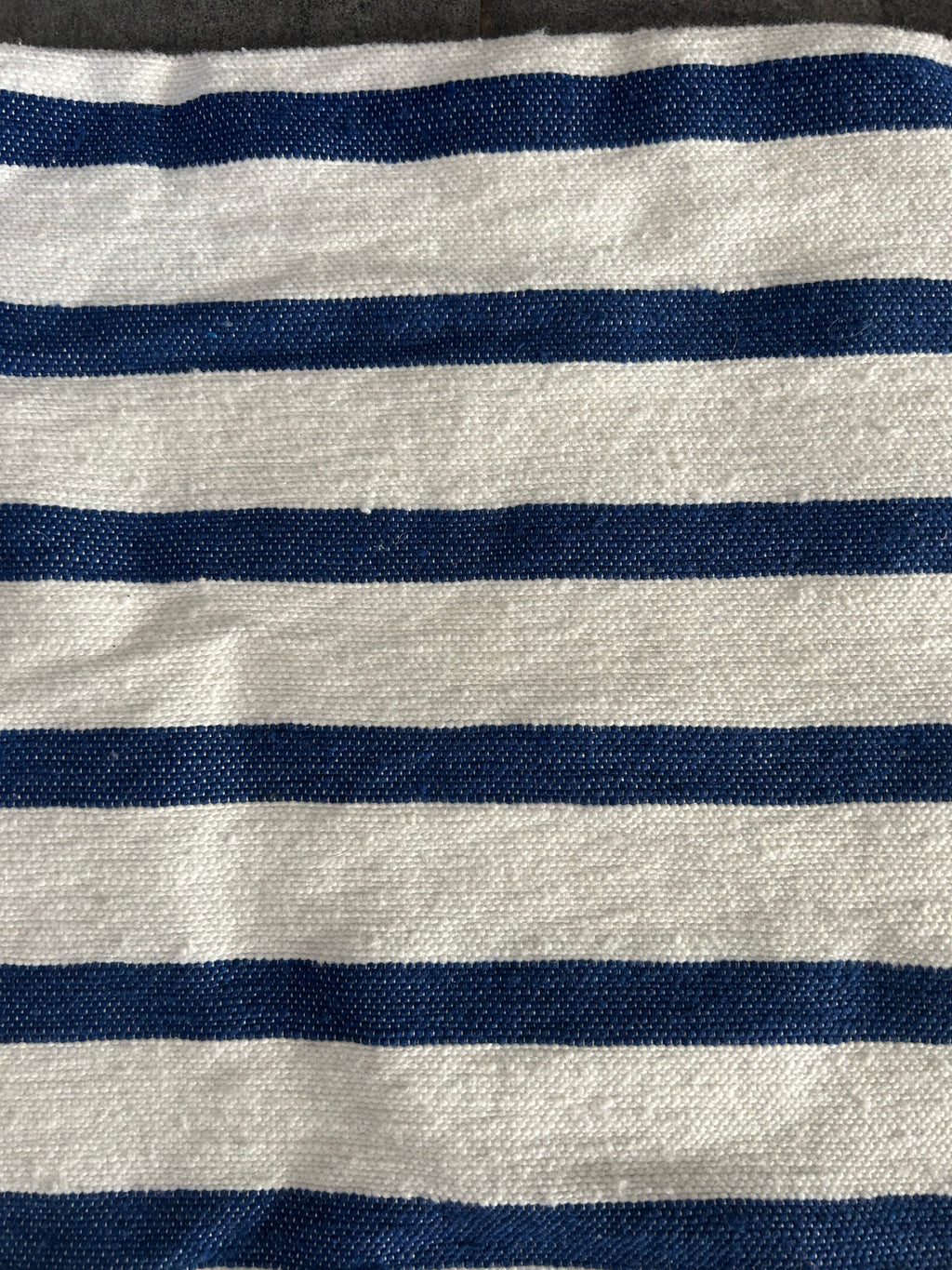 Pompons naturels et rayures bleu marine – housse coussin marocaine série limitée