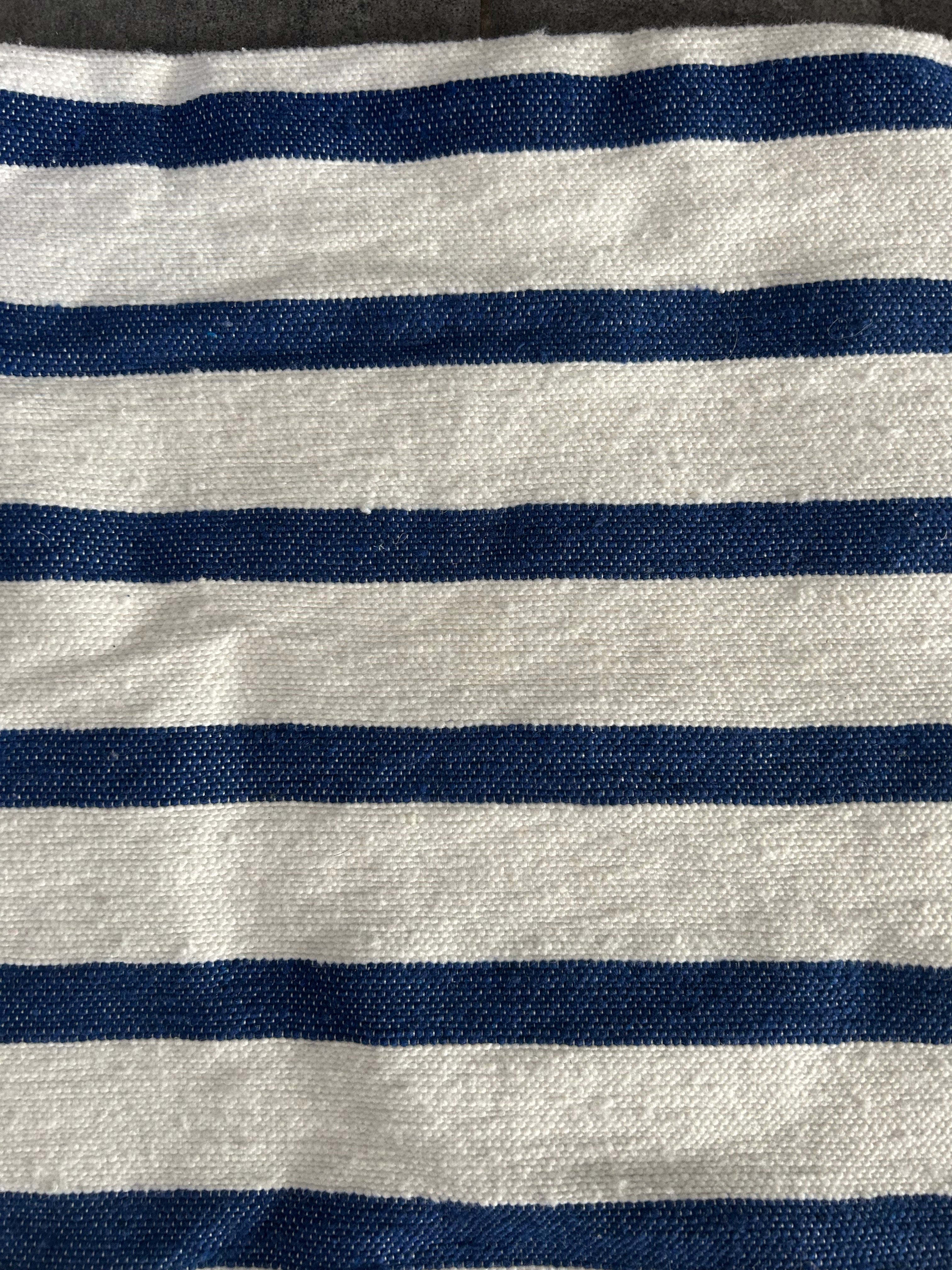 Pompons naturels et rayures bleu marine – housse coussin marocaine série limitée