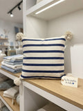 Housse de coussin rayée bleu marine & blanc – pompons naturels – coton tissé main – 45x45 cm