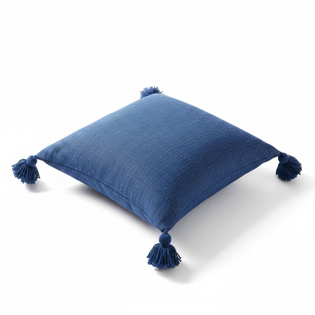 Housse coussin bleue à pompons – artisan marocain local – touche bohème et authentique